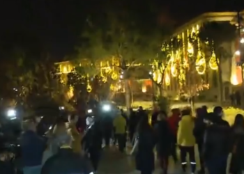 Nga sheshi protestuesit nisen drejt Kryeministrisë, në protestë edhe familjarë