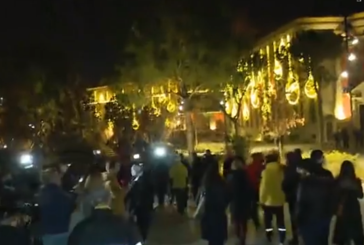 Nga sheshi protestuesit nisen drejt Kryeministrisë, në protestë edhe familjarë