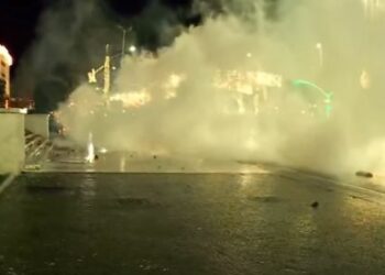 Protestuesit zhvendosen te Ministria e Brendshme, hidhet sërish gaz lotsjellës