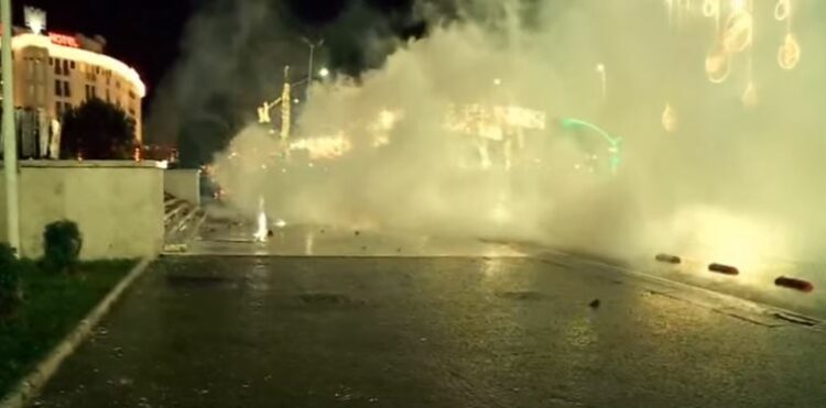 Protestuesit zhvendosen te Ministria e Brendshme, hidhet sërish gaz lotsjellës