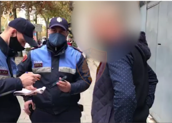 Gjobiten me nga 5 milion lekë 2 organizatorët e një tubimi në Dibër, ndëshkim edhe për 690 qytetarë për maskën