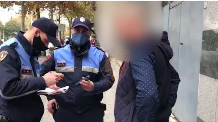 Gjobiten me nga 5 milion lekë 2 organizatorët e një tubimi në Dibër, ndëshkim edhe për 690 qytetarë për maskën