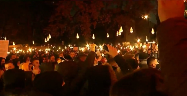 Tensionohet situata tek Ministria e Brendshme, protestuesit përplasen me policët /  Të rinjtë sulmojnë dritaret e ministrisë, lëndohet 2 polic edhe një gazetar (foto)
