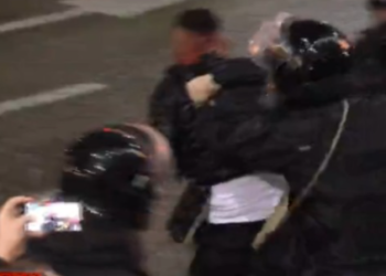 ‘Plas gjaku’ te Kuvendi, FNSH-ja dhunon protestuesin