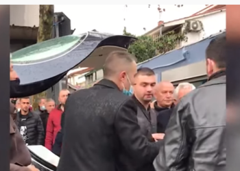 Momenti kur babai nuk ndahet nga arkivoli i Klodian Rashës