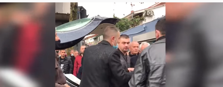 Momenti kur babai nuk ndahet nga arkivoli i Klodian Rashës