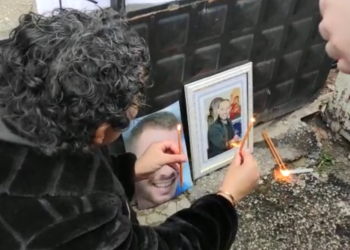 Protestë edhe në Korçë/ Qytetarët qëllojnë godinën e Bashkisë me sende të forta