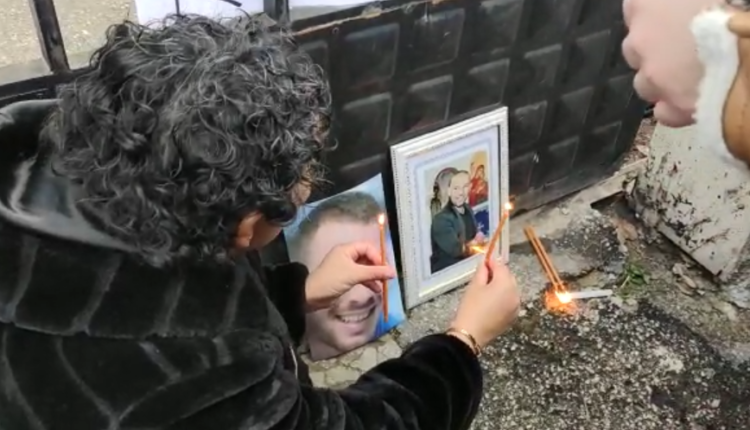 Protestë edhe në Korçë/ Qytetarët qëllojnë godinën e Bashkisë me sende të forta