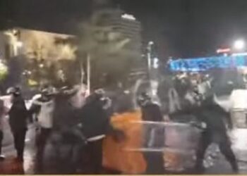 Qendra e Tiranës përfshihet nga kaosi/ Protestuesit vendosin kazanët e mbeturinave nëpër rrugë, bllokohet trafiku