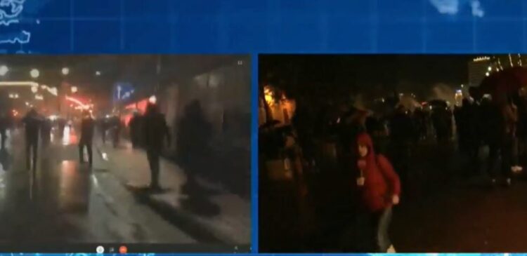 VIDEO/ Protestuesit  gjuajnë me gurë, efektivët shpërndajnë turmën me gaz lotësjellës