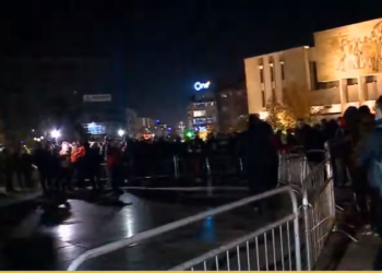 Pas marshimit, protestuesit rikthen tek sheshi ”Skënderbej”/ I afrohen pemës, efektivët i shpërndajnë me gaz lotsjellës