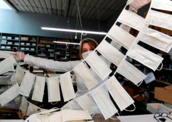 Studimi i fundit: Maskat e leckës nuk mbrojnë mjaftueshëm nga Covid-19