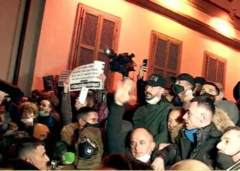 Tensionohet situata tek Ministria e Brendshme, protestuesit përplasen me policët /  Të rinjtë sulmojnë dritaret e ministrisë, lëndohet 2 polic edhe një gazetar (foto)
