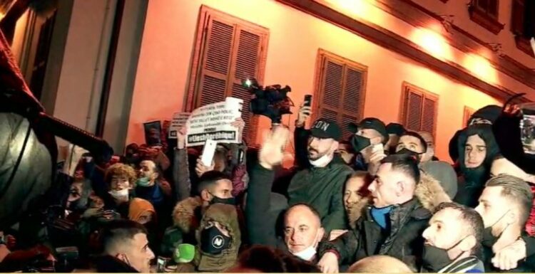 Tensionohet situata tek Ministria e Brendshme, protestuesit përplasen me policët /  Të rinjtë sulmojnë dritaret e ministrisë, lëndohet 2 polic edhe një gazetar (foto)
