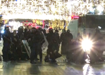 Policia shton masat, spërkat protestuesit me gaz ujësjellës dhe ujë