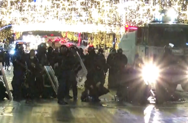 Policia shton masat, spërkat protestuesit me gaz ujësjellës dhe ujë