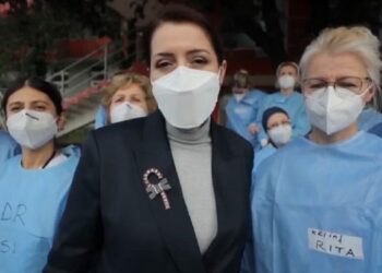 Nga fronti i ‘luftës’ kundër Covid19/ Manastirliu dhe mjekët urojnë shqiptarët për festat e fundvitit