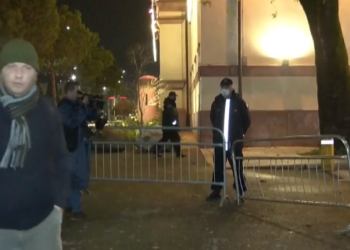 Frikë nga kaosi, FNSH-ja rrethon Kryeministrinë, efektivët rreshtohen në pedonale, gati edhe autokolonat!