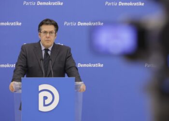 Denoncimi i PD: Të sëmurët dergjen rrugëve, ish-ministri ha haviar…