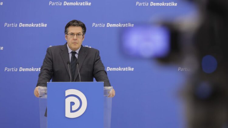 Denoncimi i PD: Të sëmurët dergjen rrugëve, ish-ministri ha haviar…