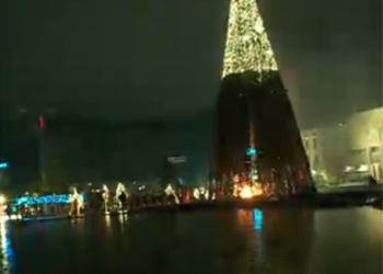 Protestuesit i vënë flakën pemës së Krishtlindjeve në sheshin ‘Skënderbej’ (video)