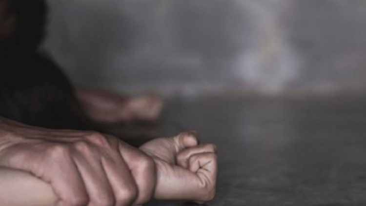 Dyshohet se përdhunoi një grua, ndalohet 35-vjeçari në Lushnje