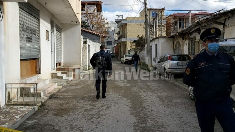 Vlorë, 25-vjeçari plagoset nga kunati. Autori dyshohet se përdori armën e babait të tij polic
