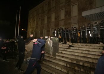 Protesta për Klodian Rashën, Ministria e Shëndetësisë: Njëri prej policëve rrezikon humbjen e syrit!