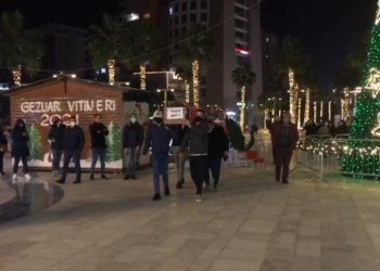 Me arkivol në duar, protestuesit në Durrës kërkojnë drejtësi për Klodianin