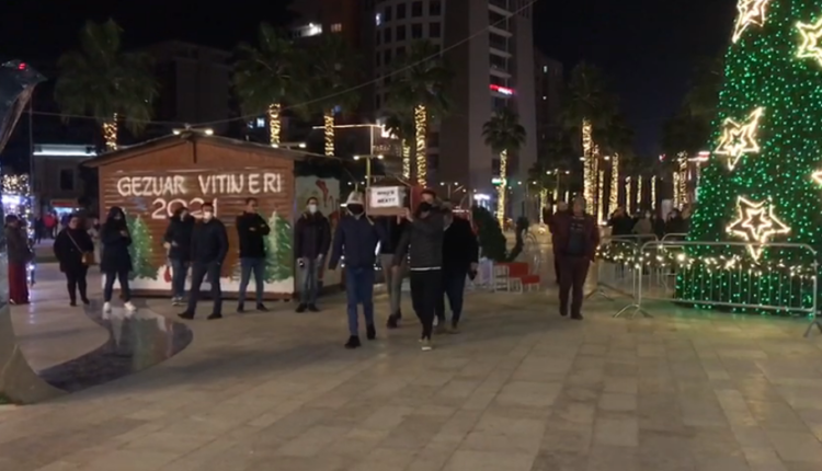 Me arkivol në duar, protestuesit në Durrës kërkojnë drejtësi për Klodianin