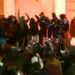 Policia me barrikadohet para Kryeministrisë, Protestuesit i qëllojnë me gurët e bulevardit. Hidhet gaz lotsjellës