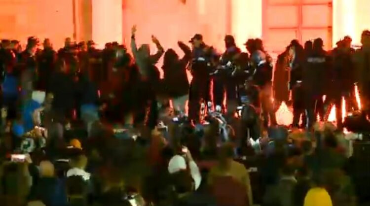 Tension dhe përplasje përpara Kryeministrisë/ FNSH largon turmën me shkopa gome dhe spraj (video)