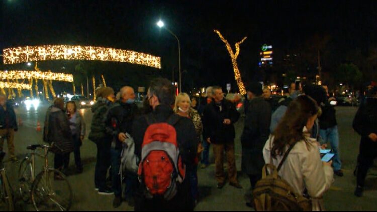 Aleanca për Mbrojtjen e Teatrit protestë para Ministrisë së Brendshme/ Edmond Budina: Duhet t’i themi ndal dhunës së policisë së pushtetit