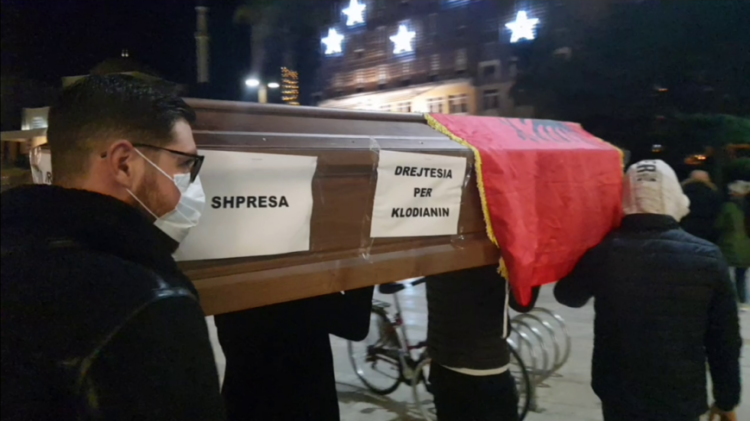 Protesta me arkivol në Durrës