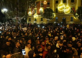 Foto Lajm/ Protesta për vrasjen e Klodian Rashës, shihni pamjet kur të rinjtë mësyjnë shkallët e Kryeministrisë. Nuk mungon Stresi dhe e afërmja e viktimës
