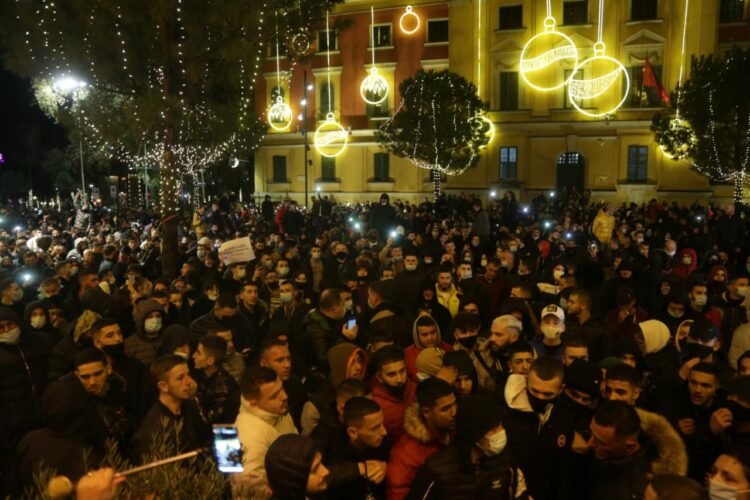 Foto Lajm/ Protesta për vrasjen e Klodian Rashës, shihni pamjet kur të rinjtë mësyjnë shkallët e Kryeministrisë. Nuk mungon Stresi dhe e afërmja e viktimës