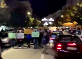 Nis protesta në Durrës të rinjtë me pankarta në duar: Mos dhunoni të miturit