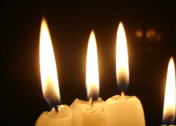 VIDEO/ Të rinjtë në Shkodër protestë të heshtur në “orën policore” për vrasjen e 25-vjeçarit