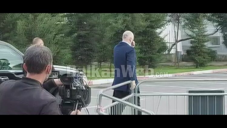 FOTO/ Me buqetën me lule në dorë përkulet para personelit shëndetësor, kryeminstri Rama viziton spitalin ‘COVID 1’