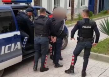 Kanosi me armë qytetarin dhe i mori makinën, arrestohet autori në Krujë