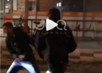 Efektivi i policisë dhunon të miturin me shkop gome, klithmat: Më lësho more më lësho