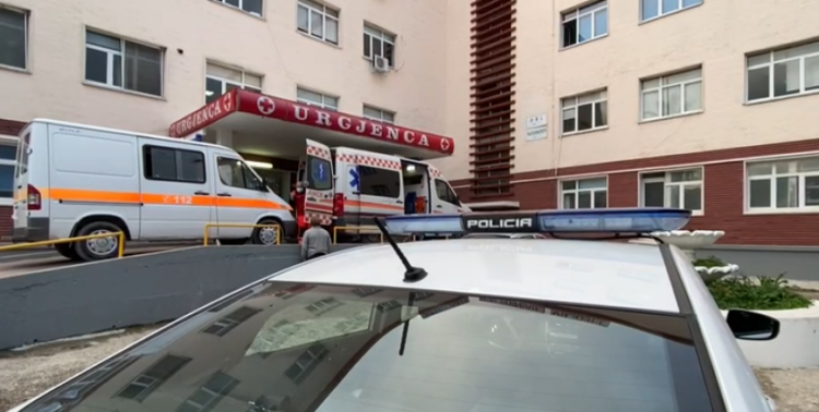 U gjet me dëmtime në kokë e prerje në fyt, i plagosuri niset me urgjencë drejt Tiranës. Policia jep detajet