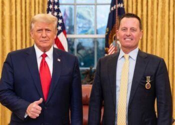 Marrëveshja Kosovë-Serbi! Donald Trump i jep medalje nderimi Richard Grenell-it