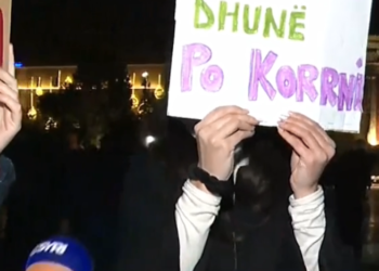 Mbulon fytyrën me pankartë! Protestuesja: Kam frikë nga policia! Janë më të frikshëm se pandemia!