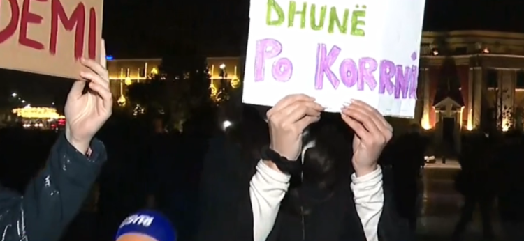 Mbulon fytyrën me pankartë! Protestuesja: Kam frikë nga policia! Janë më të frikshëm se pandemia!