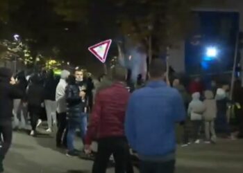 Pas gazit lotsjellës nga efektivët e policisë të rinjtë nisin të thyejnë tabelat dhe ndriçuesit: Kërkojmë drejtësi!