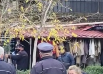 U konfliktua me disa persona në lokal/ I riu në Vlorë mbyllet në shtëpi dhe kërcënon familjen me thikë