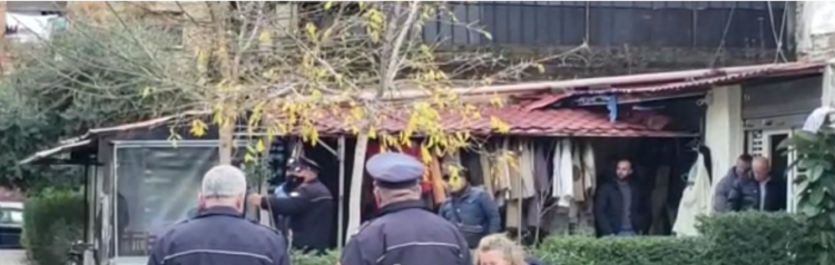 U konfliktua me disa persona në lokal/ I riu në Vlorë mbyllet në shtëpi dhe kërcënon familjen me thikë