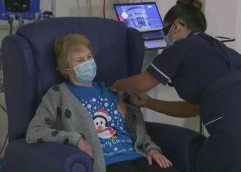 E para në botë/ 90-vjeçarja merr vaksinën e Pfizer në Mbretërinë e Bashkuar