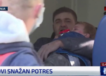 Momente gëzimi!/ Babë e bir shpëtohen nga rrënojat e banesës që u shemb nga tërmeti 6.4 ballë